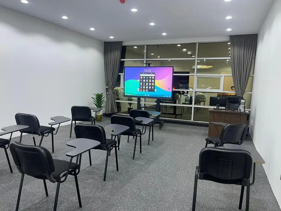 القاعات التعليمية داخل معهد الشرق الأوسط