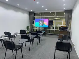 القاعات التعليمية داخل المعهد